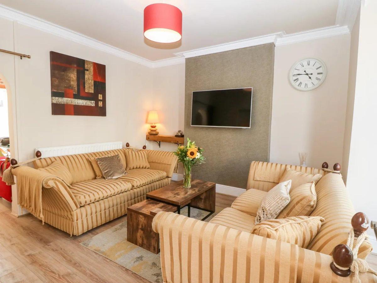 Apartment 3 Bedroom In Town Centre *